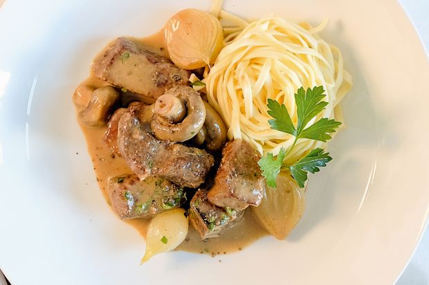 Kalbsrahmragout mit Pilzen und Zwiebelchen