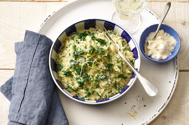 Orzo-Risotto mit Spinat, Zitrone und Petersilie