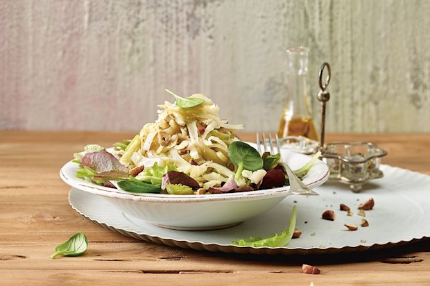 Käse-Fenchel-Salat mit Haselnüssen