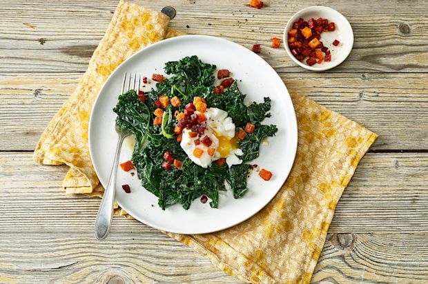 Federkohlsalat mit Chorizo und pochiertem Ei