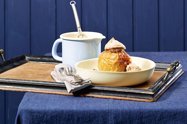 Bratäpfel mit Nussfüllung und Zimtsauce