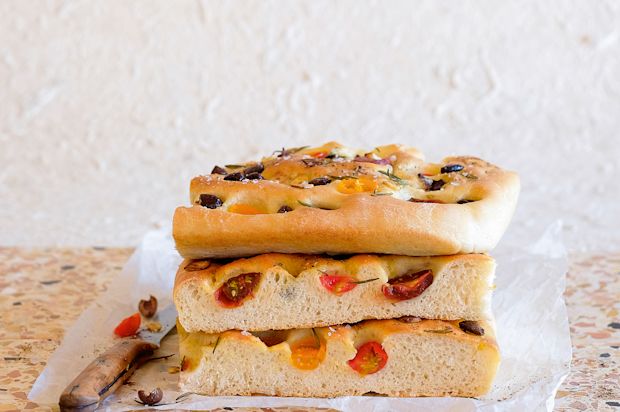 Focaccia mit Cherrytomaten, Knoblauch und Oliven