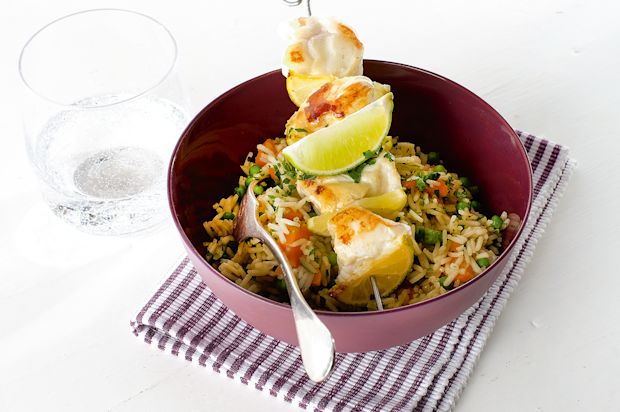 Fischspiesse mit Limette auf Gemüsereis