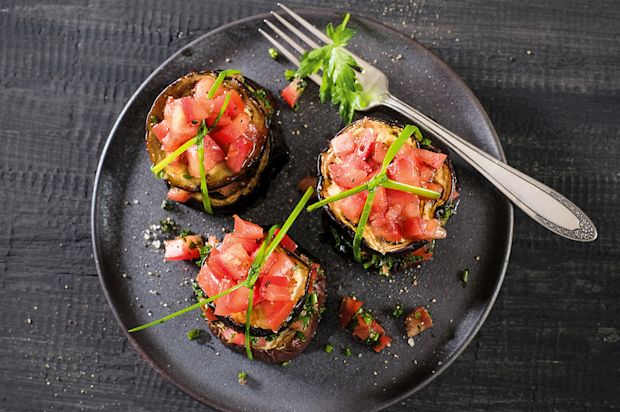 Kräuter-Auberginen mit Tomaten-Salsa