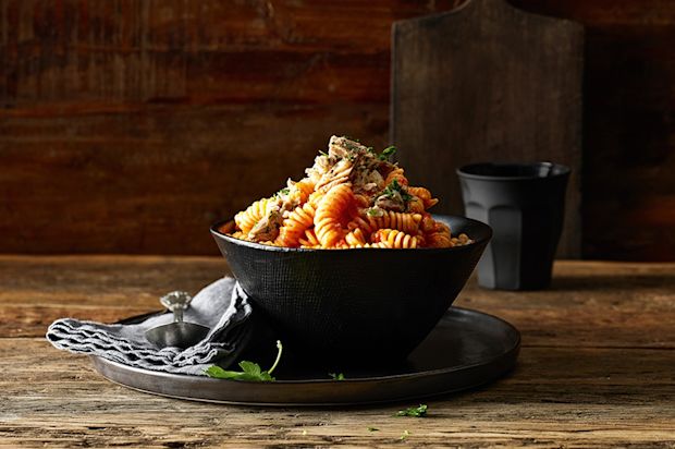 Pasta an scharfem Peperoni-Sugo mit Thon
