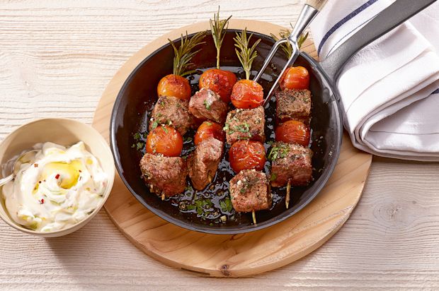 Lammspiesschen mit Rosmarin und Gurken-Joghurt