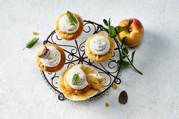 Pfirsich-Zitronen-Muffins mit Minzrahm