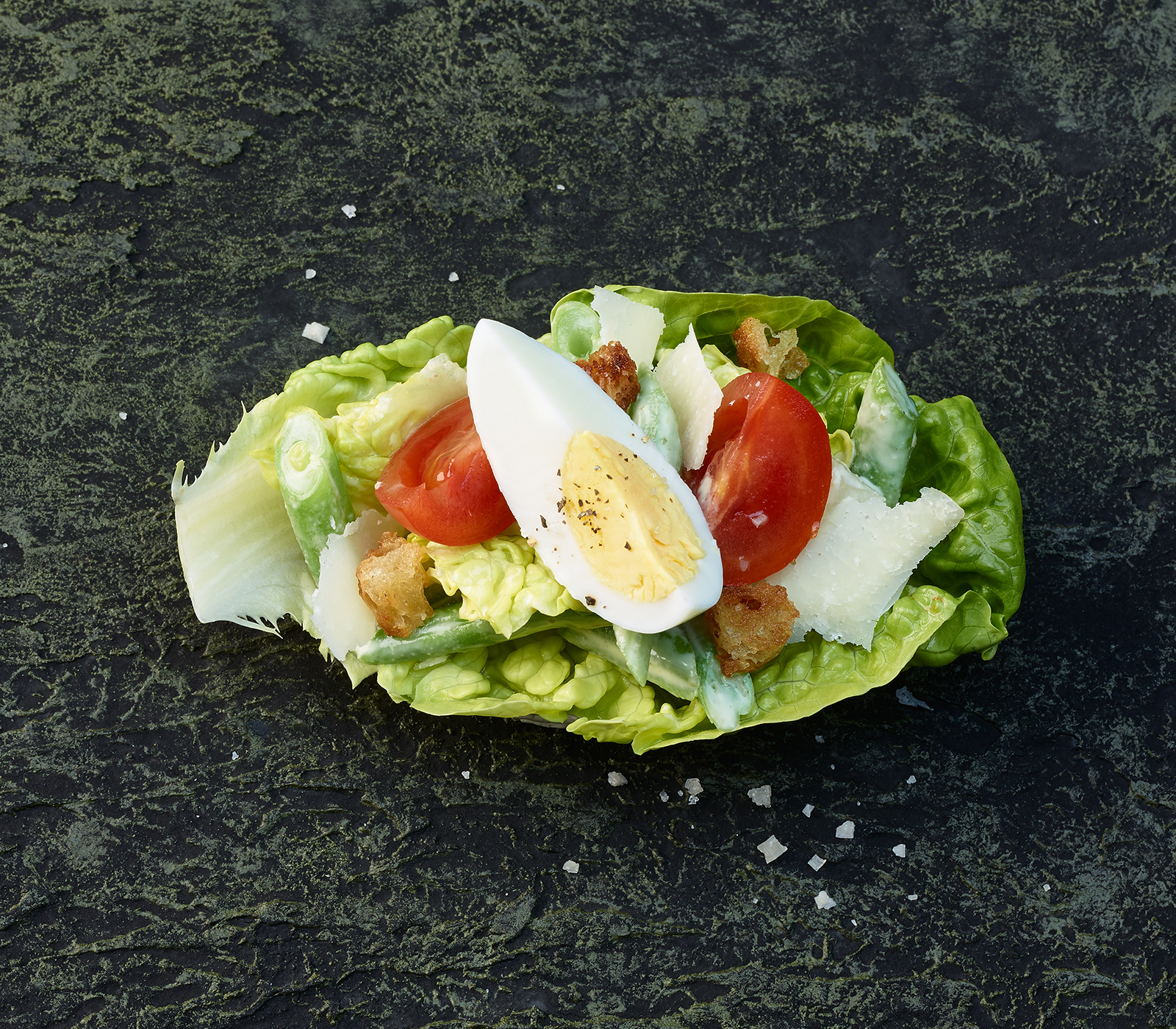 Lattichsalat mit Dörrtomaten-Vinaigrette und Knusper-Feta - Annemarie ... Lattichsalat mit Dörrtomaten-Vinaigrette und Knusper-Feta - Annemarie ...