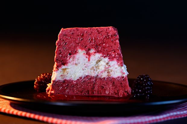 Brombeer-Eiscake