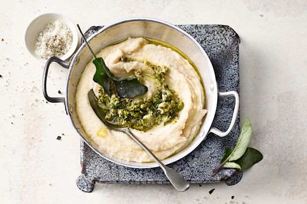 Mediterranes Bohnenpüree mit Kräutern, Knoblauch und Oliven