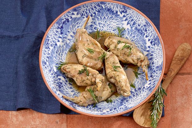 Gedämpfte Kaninchenschenkel an würziger Marinade