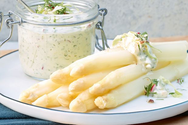 Spargeln mit Kopfsalat-Radieschen-Sauce