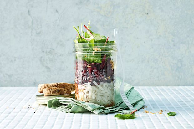 Reisnudelsalat mit Randen, Kräutern und Erdnüssen