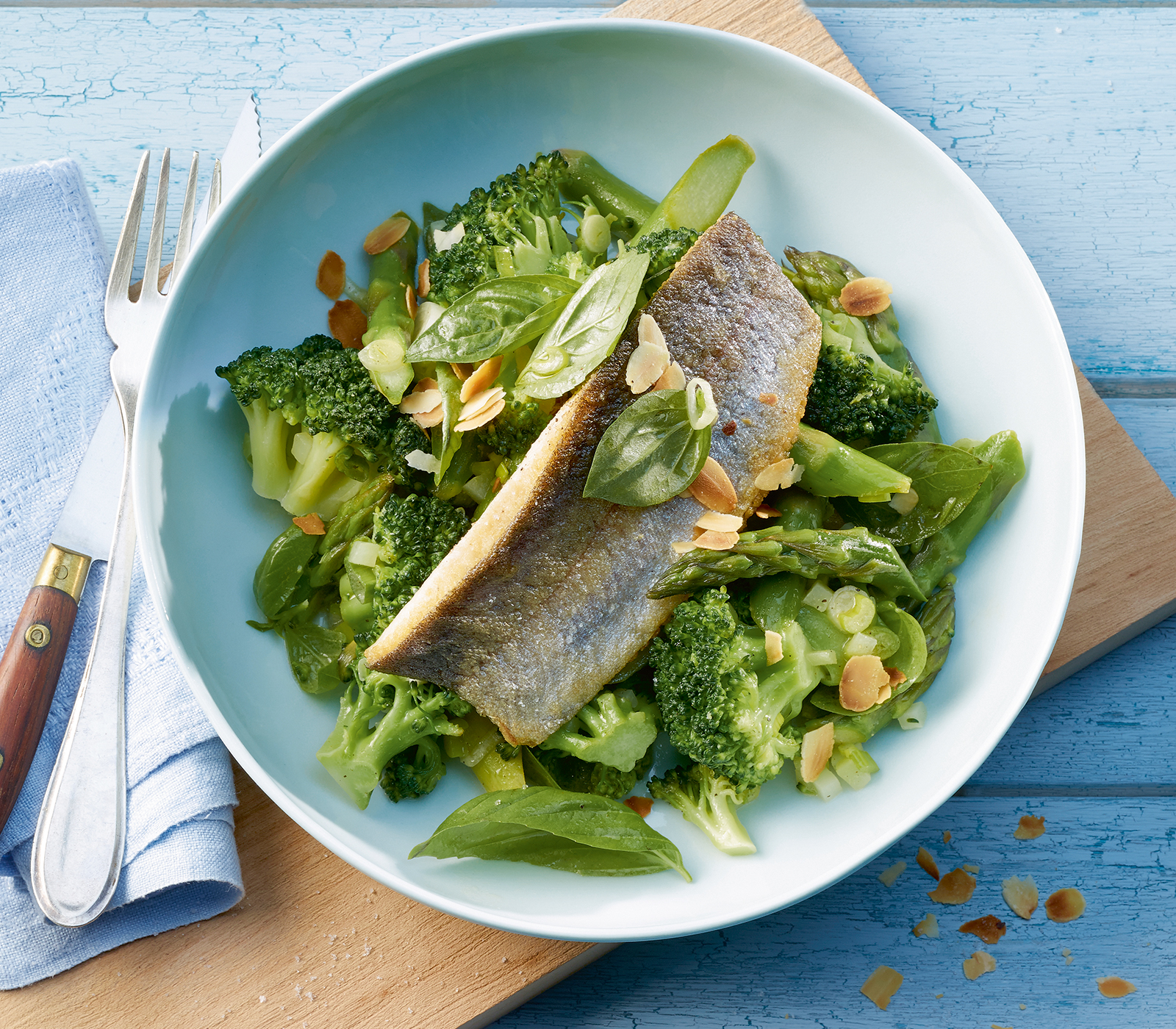 Broccoli-Spargel-Salat mit gebratenen Forellenfilets - Annemarie ...