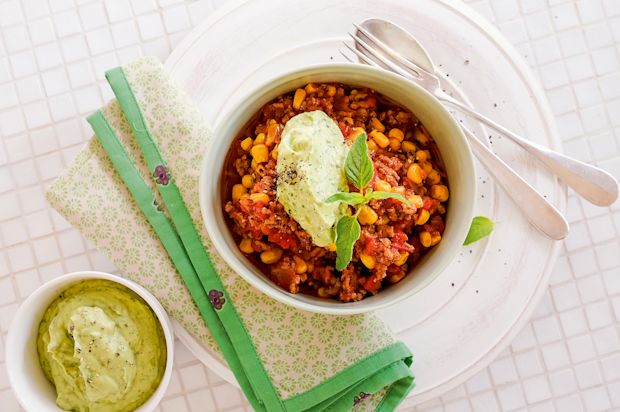 Tomatenhackfleisch mit Zuckermais und Avocadosauce