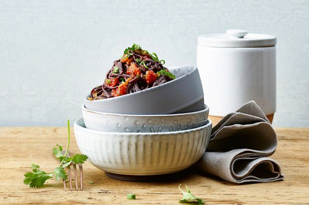 Schwarze Reisnudeln mit Limetten-Tomaten-Sauce