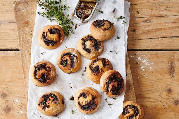 Zwiebel-Sardellen-Schnecken