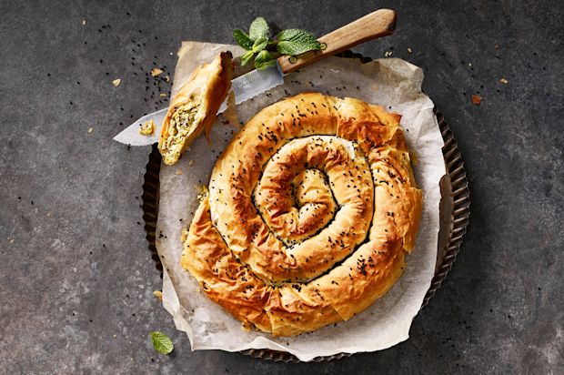 Börek-Schnecke mit Käse und Erbsen
