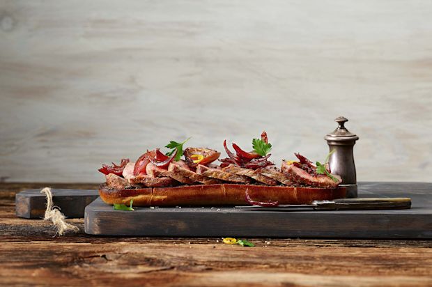 Steak-Baguette mit Rotweinzwiebeln