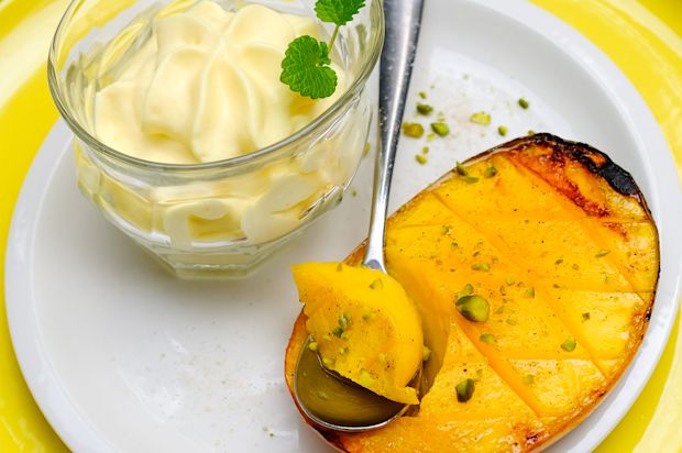 Gewürz-Mango vom Grill mit Mango-Joghurt-Rahm