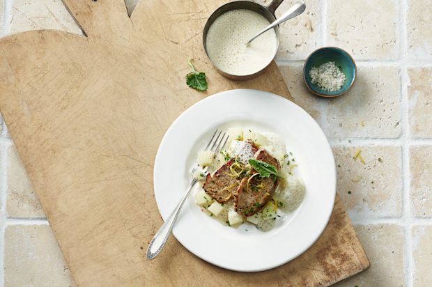 Kalbsschnitzel auf Kohlrabi an Zitronensauce