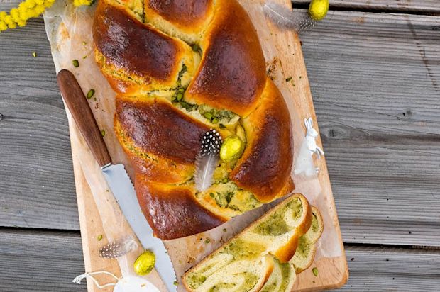 Osterzopf mit Mandel-Pistazien-Füllung