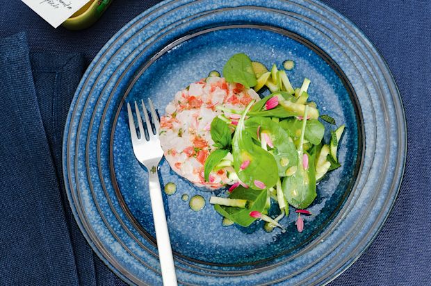 Fischtatar auf Spinatsalat