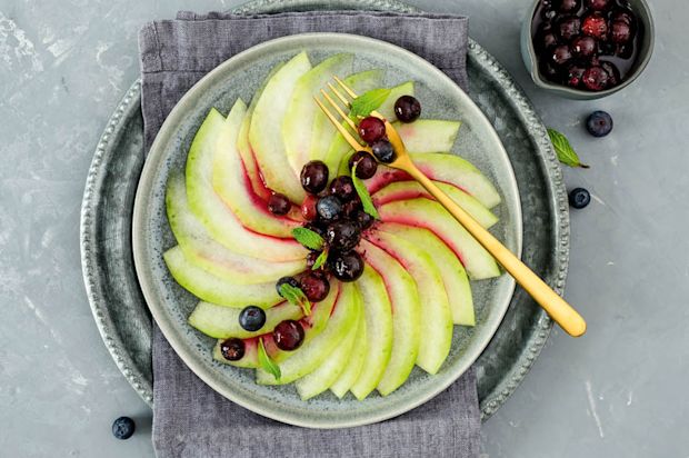 Melonencarpaccio mit marinierten Blaubeeren