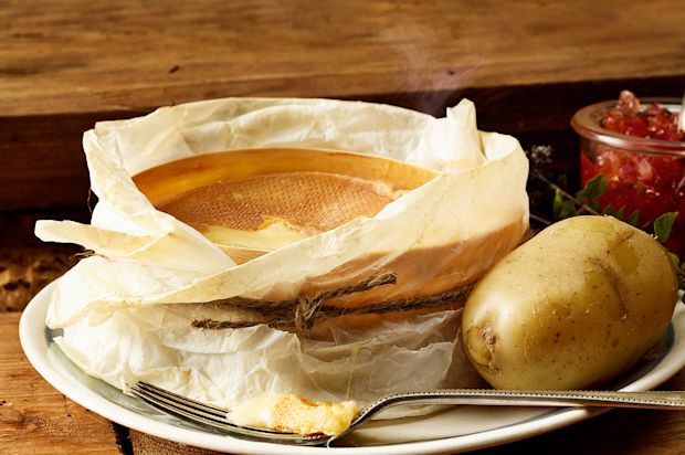 Gebackener Vacherin mit Zwiebel-Orangen- Konfitüre