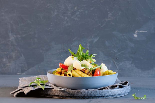 Penne mit Auberginen, Pistazien-Pesto und Burrata