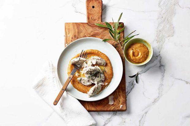 Oliven-Ricotta-Klösschen auf Kürbispüree