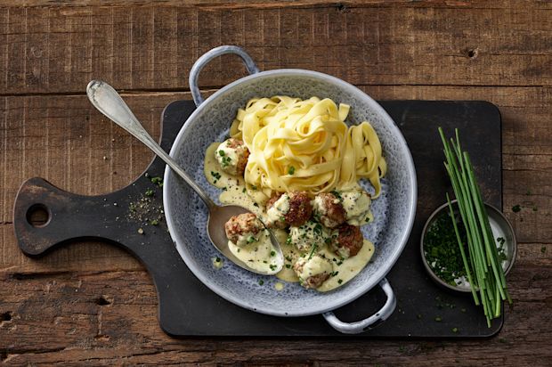 Wurstbällchen an Senfsauce