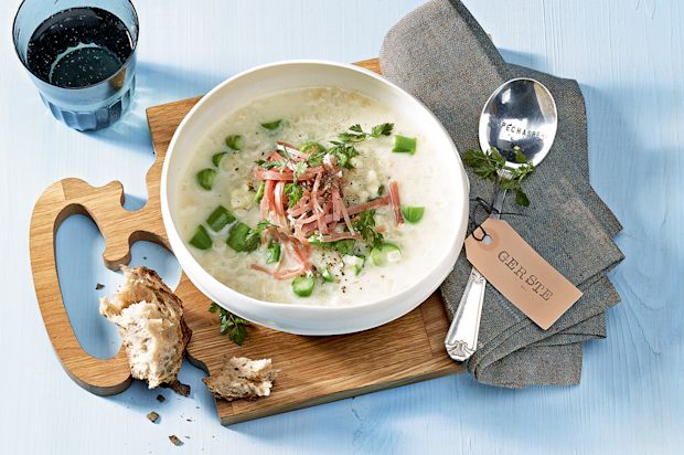 Gerstensuppe mit grünen Spargeln und Rohschinken