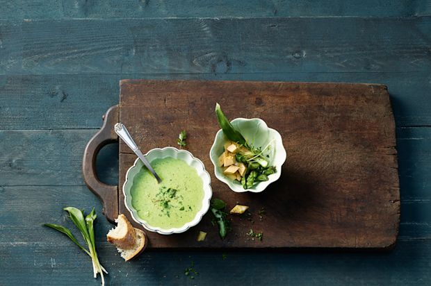 Frühlingskräutersuppe mit grünem Spargel und Eierstich