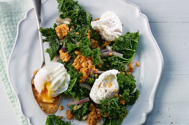 Federkohl-Linsen-Salat mit pochiertem Ei