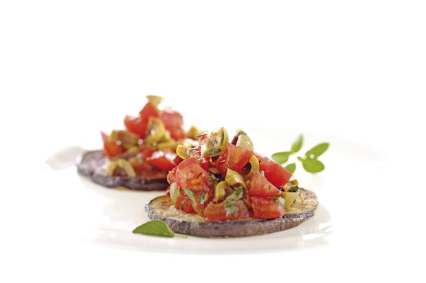 Auberginentaler mit Tomaten und Oliven