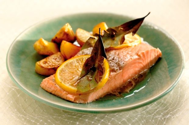 Lachsbraten mit Zitrone, Nelken und Lorbeer