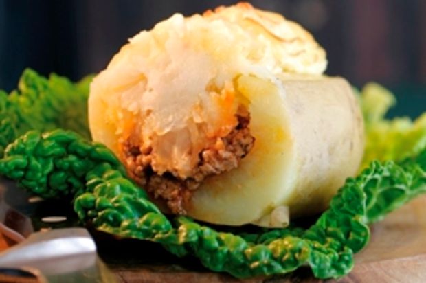 Mit Hackfleisch und Sauerkraut gefüllte Kartoffeln