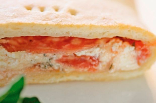Calzone mit zweierlei Käse und Salami