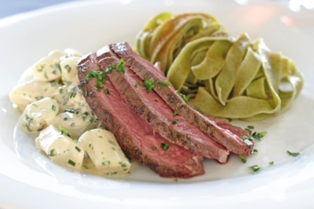 Lammnüsschen mit Schwarzwurzeln an grüner Pfeffersauce