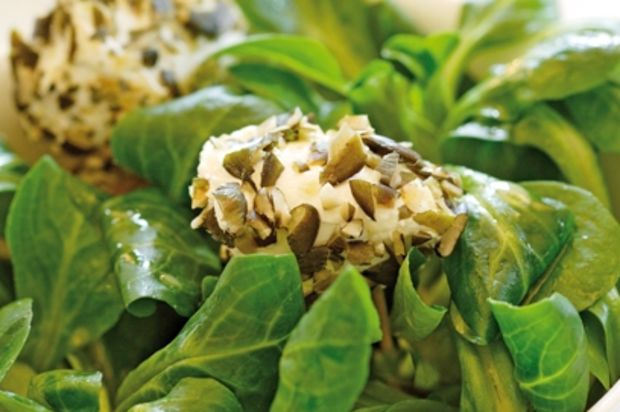 Nüsslisalat mit Frischkäsebällchen
