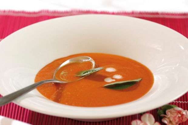 Tomaten-Tamarinden-Suppe mit Ingwer