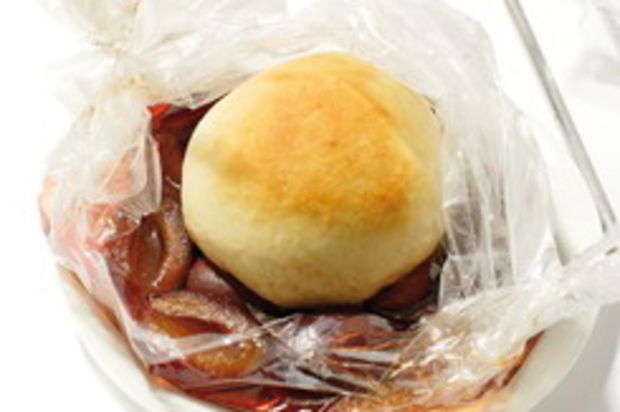 Hefebällchen mit Pralinenkern auf Zimtzwetschgen