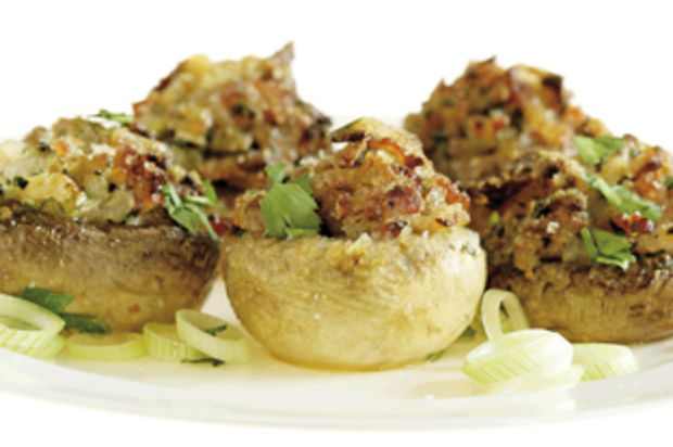 Gefüllte Champignons mit Frühlingszwiebeln und Speck