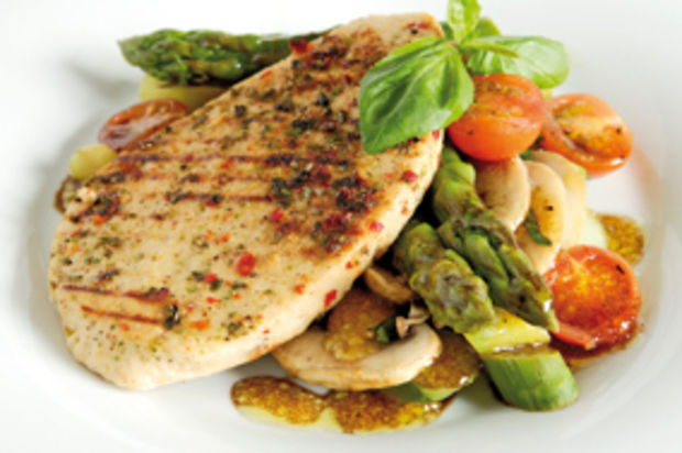 Quorn-Pfeffer-Grill-Steak mit lauwarmem Spargelsalat