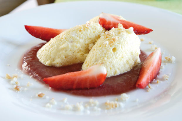 Amaretti-Mousse mit Rhabarbersauce