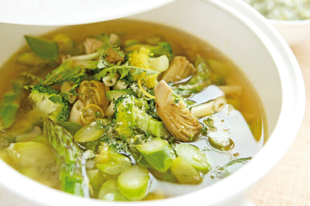 Grüne Frühlings-Minestrone mit Cremolata