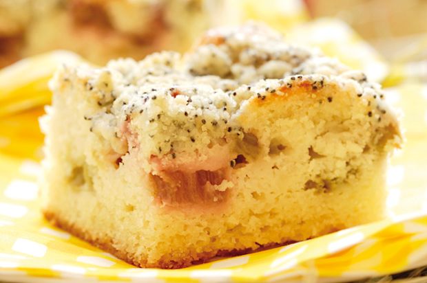 Rhabarber-Blechkuchen mit Mohnstreusel