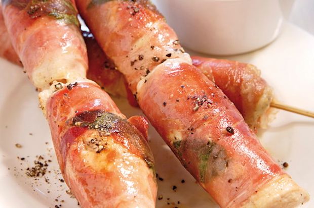 Salbei-Pouletspiesse mit Peperoni-Joghurt