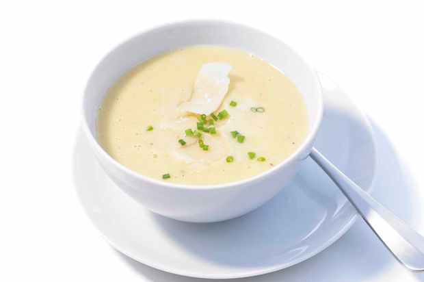 Knoblauchsuppe mit Käsespänen